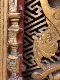 Un panneau en bois sculpt&eacute; et dor&eacute; orn&eacute; de caract&egrave;res peints en rouge, 18/19&egrave;me