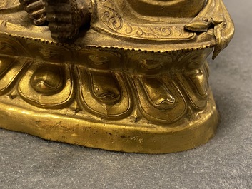 Une figure du Bouddha en cuivre dor&eacute;, Sino-Tibet, 18/19&egrave;me