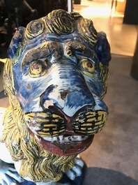 Une paire de grands mod&egrave;les de lions en fa&iuml;ence polychrome de Rouen, France, 18&egrave;me