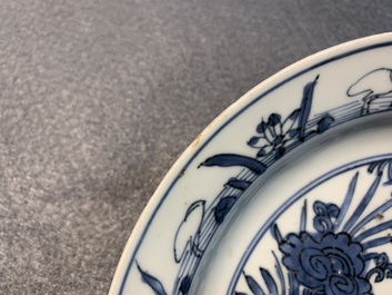 Une assiette en porcelaine de Chine en bleu et blanc &agrave; d&eacute;cor de deux &eacute;cureuils et une grenouille, Wanli