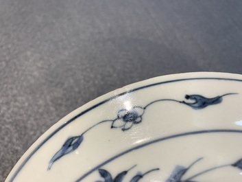 Une assiette en porcelaine de Chine en bleu et blanc &agrave; d&eacute;cor de deux &eacute;cureuils et une grenouille, Wanli