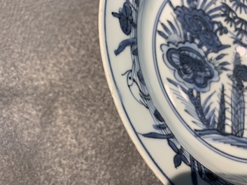 Une assiette en porcelaine de Chine en bleu et blanc &agrave; d&eacute;cor de deux &eacute;cureuils et une grenouille, Wanli