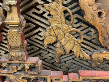 Un panneau en bois sculpt&eacute; et dor&eacute; orn&eacute; de caract&egrave;res peints en rouge, 18/19&egrave;me