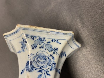 Een blauw-wit Delfts vijfdelig kaststel met floraal chinoiserie decor, 18e eeuw