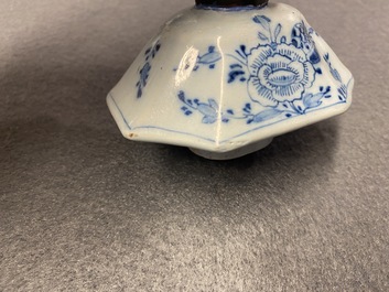 Une garniture de cinq vases en fa&iuml;ence de Delft en bleu et blanc, 18&egrave;me