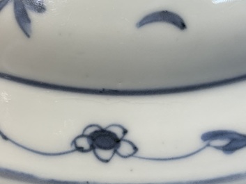 Une assiette en porcelaine de Chine en bleu et blanc &agrave; d&eacute;cor de deux &eacute;cureuils et une grenouille, Wanli