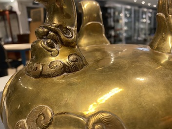 Een grote Chinese bronzen driepotige wierookbrander, 19/20e eeuw