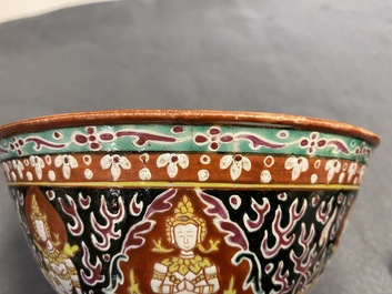 Un bol en porcelaine de Chine Bencharong pour le march&eacute; thai, 19&egrave;me