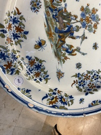 Un grand plat en fa&iuml;ence polychrome d'Alcora &agrave; d&eacute;cor de deux turcs, Espagne, 18&egrave;me