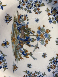 Un grand plat en fa&iuml;ence polychrome d'Alcora &agrave; d&eacute;cor de deux turcs, Espagne, 18&egrave;me