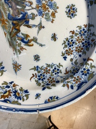 Un grand plat en fa&iuml;ence polychrome d'Alcora &agrave; d&eacute;cor de deux turcs, Espagne, 18&egrave;me