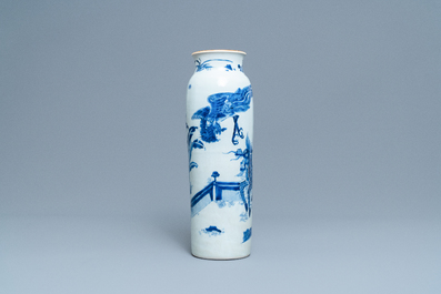 Een Chinese blauw-witte rouleau vaas met een kylin en een feniks, Transitie periode