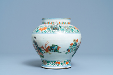 Un vase en porcelaine de Chine famille verte &agrave; d&eacute;cor de gar&ccedil;ons jouants, 19/20&egrave;me