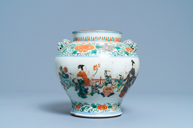 Un vase en porcelaine de Chine famille verte &agrave; d&eacute;cor de gar&ccedil;ons jouants, 19/20&egrave;me