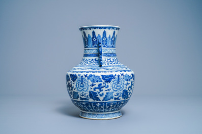 Een Chinese blauw-witte 'hu' vaas met floraal decor, Qianlong merk, 19e eeuw