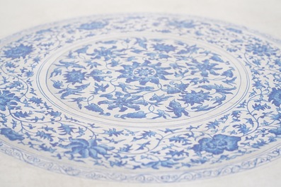 Ecole chinoise, couleurs sur papier, 19&egrave;me: 'Un plat Yuan en porcelaine de Chine en bleu et blanc'