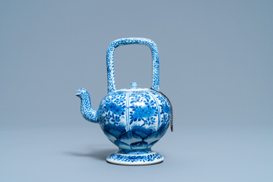 Une th&eacute;i&egrave;re en porcelaine de Chine en bleu et blanc, Kangxi