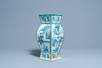 Un vase en porcelaine de Chine doucai aux anses en forme de t&ecirc;tes d'&eacute;l&eacute;phants, Qianlong/Jiaqing