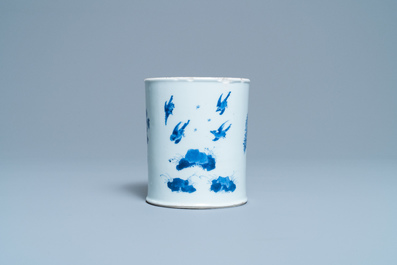 Un pot &agrave; pinceaux en porcelaine de Chine en bleu et blanc, marque de Chenghua, Kangxi