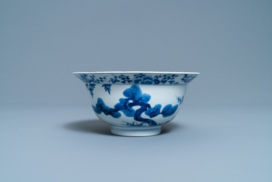 Un bol en porcelaine de Chine en bleu et blanc &agrave; d&eacute;cor 'Les trois amis de l'hiver', marque et &eacute;poque de Kangxi