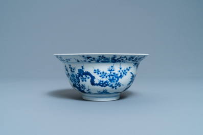 Un bol en porcelaine de Chine en bleu et blanc &agrave; d&eacute;cor 'Les trois amis de l'hiver', marque et &eacute;poque de Kangxi