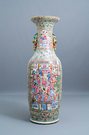 Une paire de vases de taille exceptionelle en porcelaine de Chine famille rose, 19&egrave;me