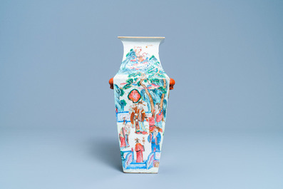 Un vase de forme carr&eacute;e en porcelaine de Chine famille rose, 19&egrave;me