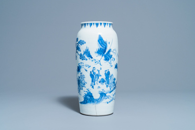 Un vase en porcelaine de Chine en bleu et blanc &agrave; d&eacute;cor d'Immortels, &eacute;poque Transition