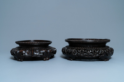 Deux grands socles ajour&eacute;s en bois sculpt&eacute;, Chine, 18/19&egrave;me