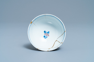 Un bol en porcelaine de Chine en bleu, blanc et rouge de cuivre r&eacute;par&eacute; de fa&ccedil;on kintsugi, marque de Chenghua, Kangxi