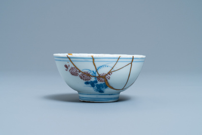 Een Chinese blauw-witte en koperrode kom met kintsugi herstelling, Chenghua merk, Kangxi