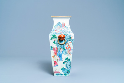 Un vase de forme carr&eacute;e en porcelaine de Chine famille rose, 19&egrave;me