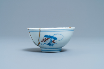 Un bol en porcelaine de Chine en bleu, blanc et rouge de cuivre r&eacute;par&eacute; de fa&ccedil;on kintsugi, marque de Chenghua, Kangxi