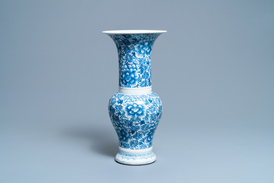 Een Chinese blauw-witte yenyen vaas met pioenrozen, Kangxi