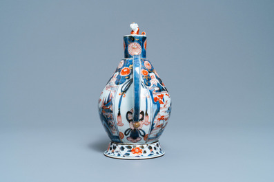 Een grote Japanse Imari theepot met deksel, Edo, 17e eeuw