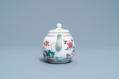 Een Chinese famille rose theepot op pattipan met landschapsdecor, Yongzheng