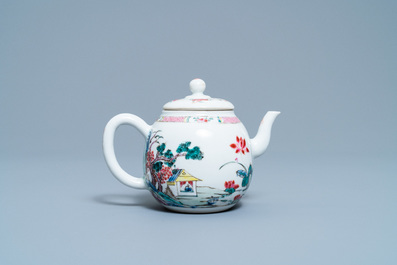 Une th&eacute;i&egrave;re sur support en porcelaine de Chine famille rose &agrave; d&eacute;cor d'un paysage, Yongzheng