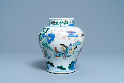 Un vase en porcelaine de Chine wucai &agrave; d&eacute;cor de chevaliers, 19&egrave;me