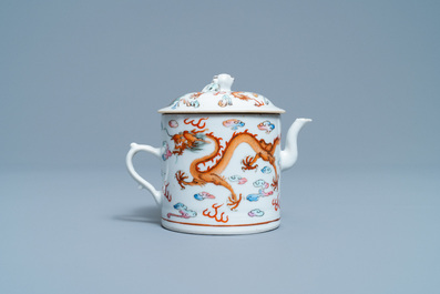 Une th&eacute;i&egrave;re couverte en porcelaine de Chine famille rose &agrave; d&eacute;cor de dragons, 19&egrave;me