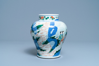 Un vase en porcelaine de Chine wucai &agrave; d&eacute;cor de chevaliers, 19&egrave;me