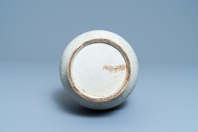 Un vase de forme 'hu' en porcelaine de Chine &agrave; fond craquel&eacute;, 20&egrave;me