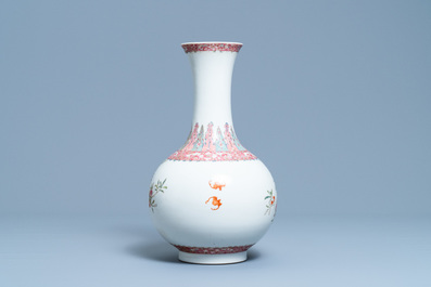 Un vase de forme bouteille en porcelaine de Chine famille rose, marque de Hongxian, R&eacute;publique