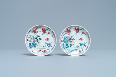 Une paire de tasses et soucoupes en porcelaine de Chine famille rose &agrave; d&eacute;cor d'un paysage montagneux, Yongzheng