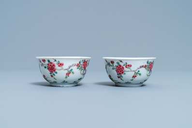 Une paire de tasses et soucoupes en porcelaine de Chine famille rose &agrave; d&eacute;cor d'un paysage, Yongzheng