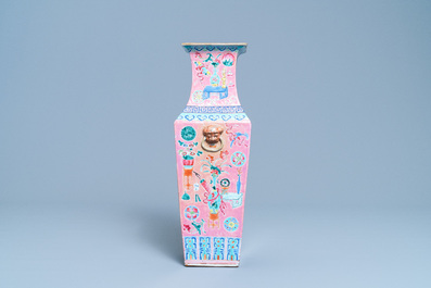 Un vase de forme carr&eacute;e en porcelaine de Chine famille rose, 19&egrave;me