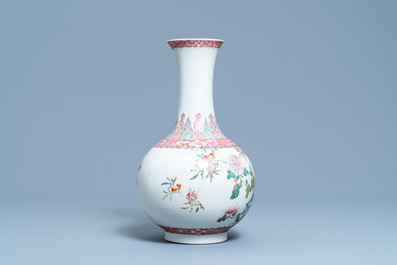 Un vase de forme bouteille en porcelaine de Chine famille rose, marque de Hongxian, R&eacute;publique