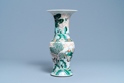 Un vase de forme yenyen en porcelaine de Chine famille verte &agrave; d&eacute;cor de guerriers, 19&egrave;me