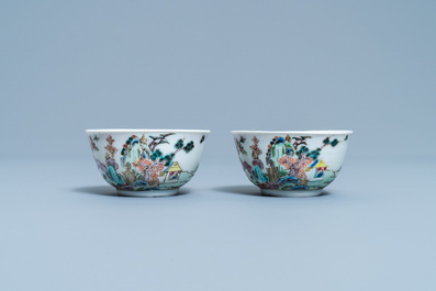 Une paire de tasses et soucoupes en porcelaine de Chine famille rose &agrave; d&eacute;cor d'un paysage, Yongzheng