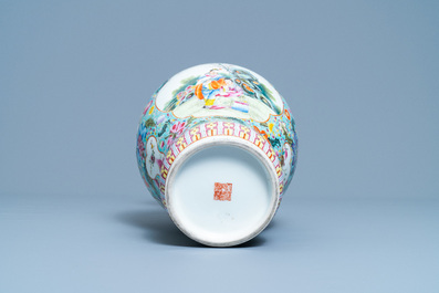 Un vase en porcelaine de Chine famille rose, marque de Qianlong, R&eacute;publique