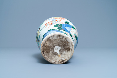 Un vase en porcelaine de Chine wucai &agrave; d&eacute;cor de chevaliers, 19&egrave;me